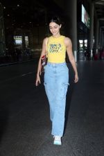 Ananya Panday in a Yellow tank top and blue jeans on 23rd May 2023 (21)_646e18b185300.jpg
