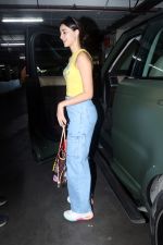 Ananya Panday in a Yellow tank top and blue jeans on 23rd May 2023 (7)_646e18e9680d0.jpg