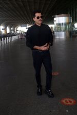 Anil Kapoor dressed in black with shades at the airport on 19th May 2023 (15)_646da9884bd38.jpg