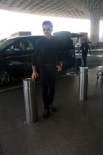 Anil Kapoor dressed in black with shades at the airport on 19th May 2023 (17)_646da99a3d0ac.jpg