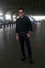 Anil Kapoor dressed in black with shades at the airport on 19th May 2023 (22)_646da9bb3316a.jpg