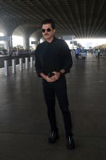 Anil Kapoor dressed in black with shades at the airport on 19th May 2023 (23)_646da9c2c6ede.jpg