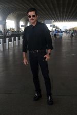 Anil Kapoor dressed in black with shades at the airport on 19th May 2023 (24)_646da9c81fbb5.jpg