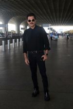 Anil Kapoor dressed in black with shades at the airport on 19th May 2023 (25)_646da9cecfe1e.jpg