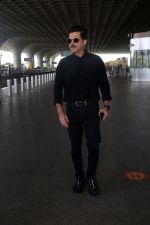 Anil Kapoor dressed in black with shades at the airport on 19th May 2023 (3)_646da92777f4c.jpg