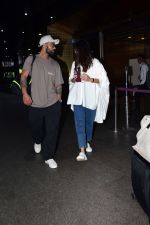 Anushka Sharma and Virat Kohli at Airport on 22nd May 2023 (11)_646dea2552dca.jpg