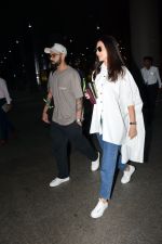 Anushka Sharma and Virat Kohli at Airport on 22nd May 2023 (18)_646dea6fade56.jpg