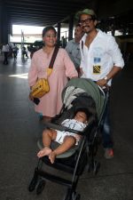 Bharti Singh and Haarsh Limbachiyaa at Airport on 22nd May 2023 (8)_646de93d9f9b4.jpg