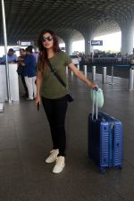 Divya Agarwal in Shades wearing Olive T-Shirt Black Pant Shouldering Straw Bag on 24 May 2023 (13)_646e476ac913c.jpg