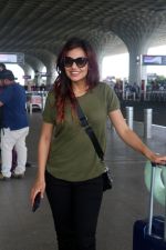 Divya Agarwal in Shades wearing Olive T-Shirt Black Pant Shouldering Straw Bag on 24 May 2023 (17)_646e4778cfd5a.jpg