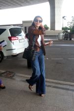 Jacqueline Fernandez at the airport on 20th May 2023 (1)_646dd8de6c1bd.jpg