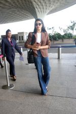 Jacqueline Fernandez at the airport on 20th May 2023 (19)_646dd97ee6ce8.jpg