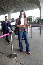 Jacqueline Fernandez at the airport on 20th May 2023 (3)_646dd8f12718d.jpg