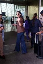 Jacqueline Fernandez at the airport on 20th May 2023 (8)_646dd9234f86c.jpg