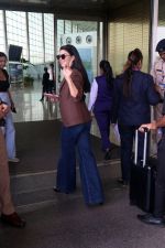 Jacqueline Fernandez at the airport on 20th May 2023 (9)_646dd92c8e336.jpg