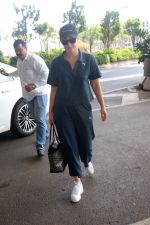 Kareena Kapoor Khan at Airport on 22nd May 2023 (1)_646de65701ee0.jpg