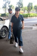 Kareena Kapoor Khan at Airport on 22nd May 2023 (10)_646de6e43eaa4.jpg