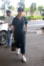 Kareena Kapoor Khan at Airport on 22nd May 2023 (11)_646de6f0ba2d7.jpg