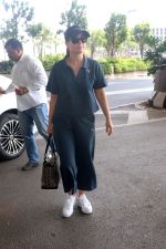 Kareena Kapoor Khan at Airport on 22nd May 2023 (13)_646de70c6ebc7.jpg