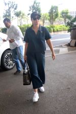 Kareena Kapoor Khan at Airport on 22nd May 2023 (14)_646de71744ee8.jpg