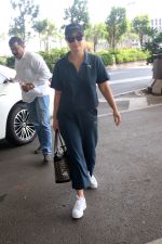 Kareena Kapoor Khan at Airport on 22nd May 2023 (15)_646de72247484.jpg