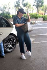 Kareena Kapoor Khan at Airport on 22nd May 2023 (3)_646de67803d69.jpg