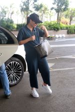 Kareena Kapoor Khan at Airport on 22nd May 2023 (4)_646de6885a085.jpg