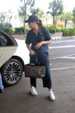 Kareena Kapoor Khan at Airport on 22nd May 2023 (5)_646de699a66d5.jpg