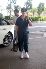 Kareena Kapoor Khan at Airport on 22nd May 2023 (8)_646de6c4a9736.jpg