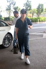 Kareena Kapoor Khan at Airport on 22nd May 2023 (9)_646de6d57e573.jpg
