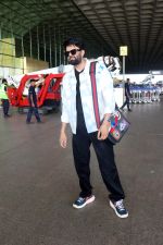 Manish Paul at the airport on 19th May 2023 (12)_646da5ff8d8f0.jpg