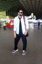 Manish Paul at the airport on 19th May 2023 (5)_646da57f071d7.jpg