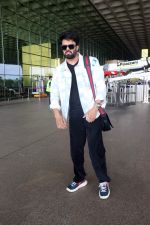 Manish Paul at the airport on 19th May 2023 (6)_646da59e663ba.jpg