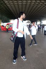 Manish Paul at the airport on 19th May 2023 (8)_646da5bfb53af.jpg