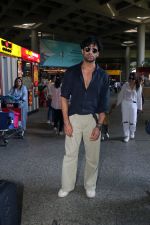 Mohit Malik, Addite Malik along with their child at the aiport on 20th May 2023 (2)_646dab48622db.jpg