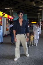 Mohit Malik, Addite Malik along with their child at the aiport on 20th May 2023 (5)_646dab7fbcec1.jpg