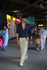 Mohit Malik, Addite Malik along with their child at the aiport on 20th May 2023 (6)_646dab6593dd3.jpg