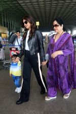 Shilpa Shetty Kundra with daughter Samisha and mom Sunanda Shetty on 24 May 2023 (6)_646e456b04cac.jpg