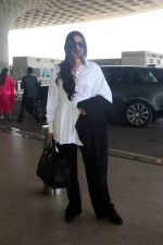 Sonam Kapoor in Black and White at the airport on 19th May 2023 (11)_646da11453197.JPG