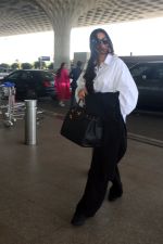 Sonam Kapoor in Black and White at the airport on 19th May 2023 (13)_646da13084d18.JPG