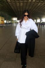Sonam Kapoor in Black and White at the airport on 19th May 2023 (19)_646da20ec3905.JPG
