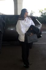Sonam Kapoor in Black and White at the airport on 19th May 2023 (2)_646d984663de3.JPG