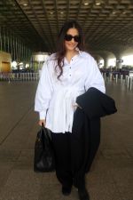 Sonam Kapoor in Black and White at the airport on 19th May 2023 (20)_646da2334827b.JPG