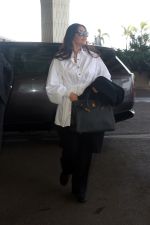 Sonam Kapoor in Black and White at the airport on 19th May 2023 (24)_646da2756d2d6.JPG