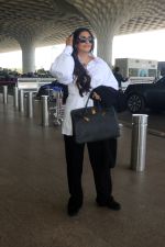 Sonam Kapoor in Black and White at the airport on 19th May 2023 (26)_646da2a20e6d6.JPG