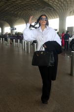 Sonam Kapoor in Black and White at the airport on 19th May 2023 (28)_646da2e252ea6.JPG