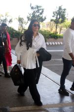 Sonam Kapoor in Black and White at the airport on 19th May 2023 (5)_646d98a09ad39.JPG