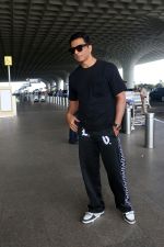 Sonu Sood at Airport on 20th May 2023 (12)_646ddb049fc1f.jpg