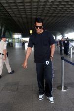 Sonu Sood at Airport on 20th May 2023 (17)_646ddb41b04b0.jpg