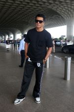 Sonu Sood at Airport on 20th May 2023 (2)_646dda743a7bc.jpg